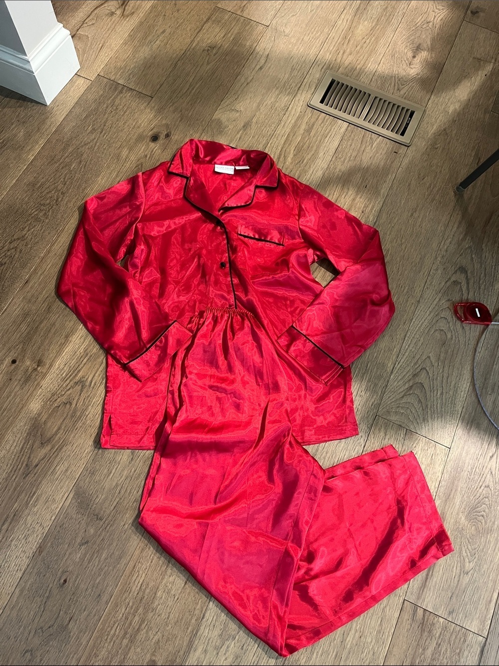 NWT Jaclyn Smith Red Satin Sleepwear Set with matching robe size small